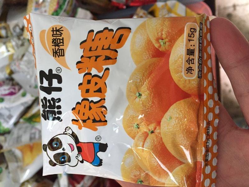 湖南怀化新晃县一学校附近,山寨的“橡皮糖”。