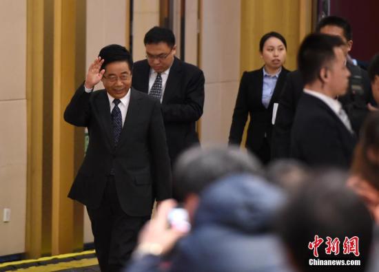 3月12日,十二届全国人大五次会议新闻中心举行记者会,邀请教育部部长陈宝生(左一)就“教育改革发展”的相关问题回答中外记者的提问。 中新社记者 侯宇 摄