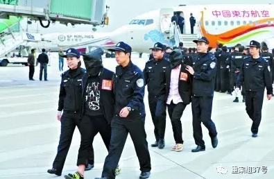 去年1月,300名涉嫌电信网络诈骗的嫌疑人从境外被押解回国。 资料图片