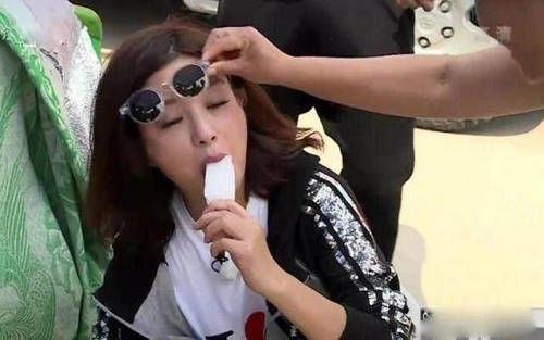 赵薇农村买西瓜 却被卖瓜大姐强摘眼镜