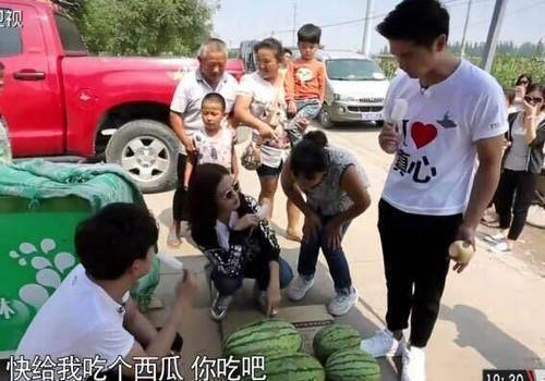 赵薇农村买西瓜 却被卖瓜大姐强摘眼镜