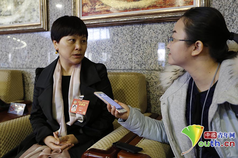 全国政协委员、湖南师范大学文学院教授汤素兰接受中国青年网记者专访。 中国青年网记者 李拓 摄
