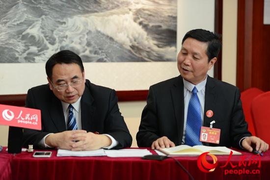 全国政协委员马敏(左)在与吉色方森连线,了解情况。右为全国政协委员何友(摄影 熊旭)