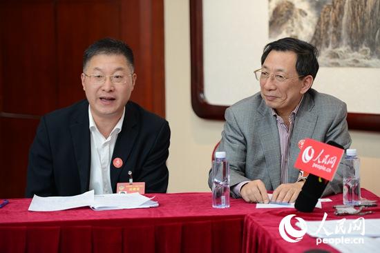 全国政协委员章义和(左)在发表自己的看法。右为全国政协委员姜耀东(摄影 熊旭)