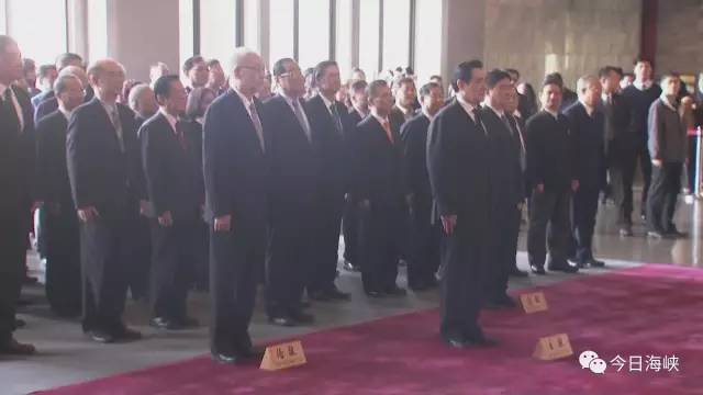 记者在现场看到,中华新住民党、中国台湾致公党等政党与社团陆续前来向孙中山铜像致敬。铜像前摆放着各界人士致赠的花圈,有不少民众及游客与孙中山铜像合影。