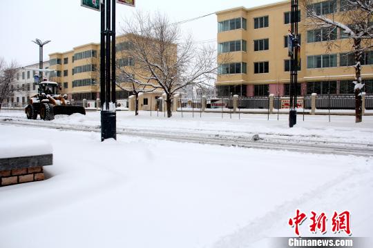 图为被大雪覆盖的大柴旦地区。 钟欣 摄