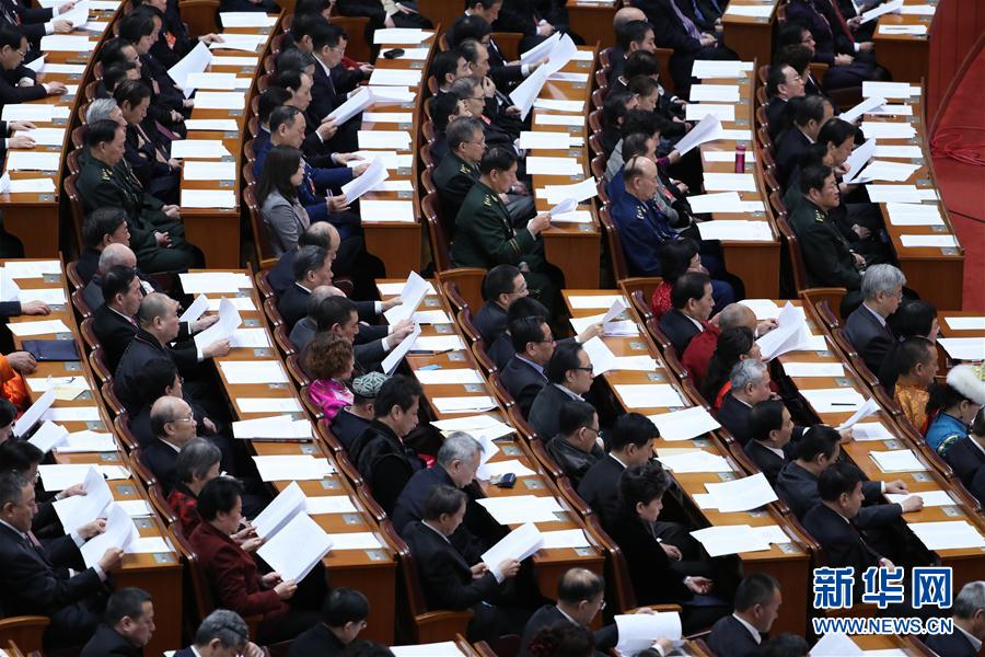 http://www.sinaimg.cn/dy/slidenews/1_t160/http://www.sinaimg.cn/dy/slidenews/1_t50/3月13日,全国政协十二届五次会议在北京人民大会堂举行闭幕会。这是全国政协委员在认真听会。 新华社
