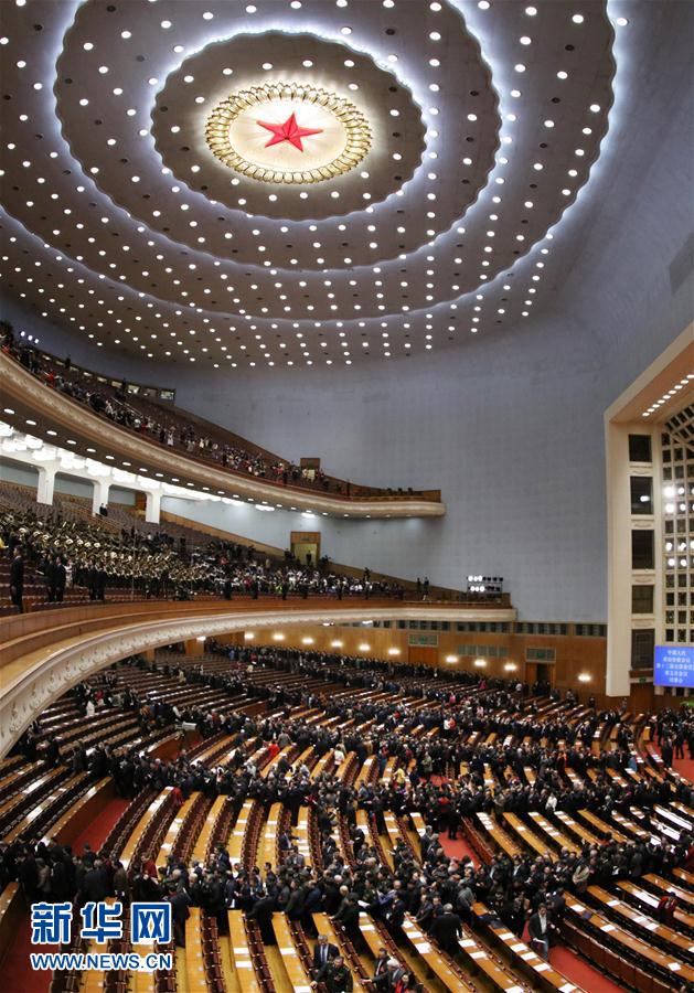 http://www.sinaimg.cn/dy/slidenews/1_t160/http://www.sinaimg.cn/dy/slidenews/1_t50/3月13日，全国政协十二届五次会议在北京人民大会堂举行闭幕会。这是闭幕会结束后，全国政协委员离开会场。 新华社