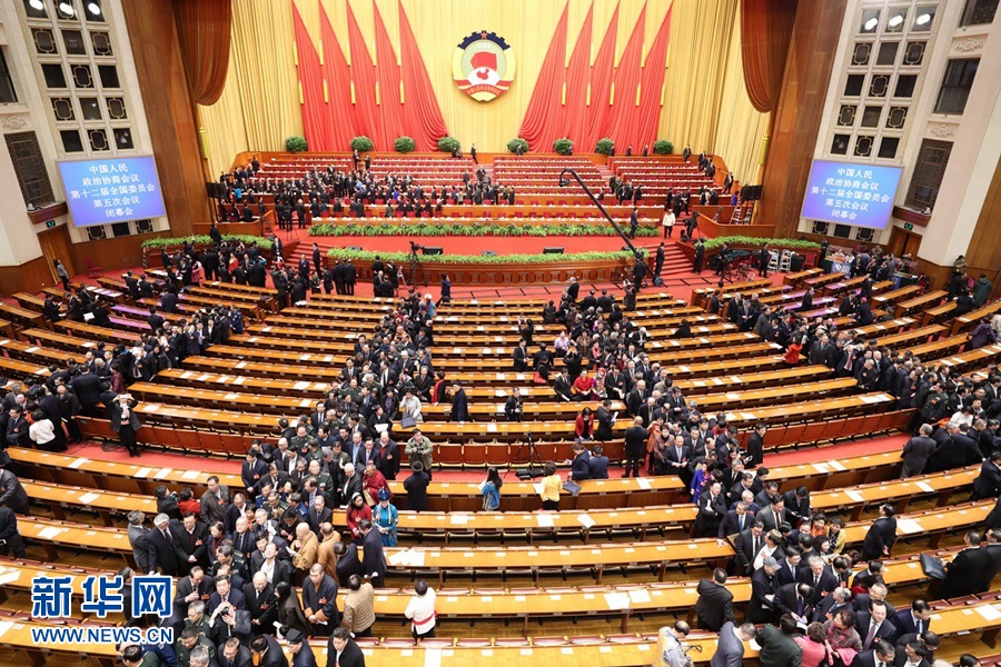 http://www.sinaimg.cn/dy/slidenews/1_t160/http://www.sinaimg.cn/dy/slidenews/1_t50/3月13日,全国政协十二届五次会议在北京人民大会堂举行闭幕会。这是闭幕会结束后,全国政协委员离开会场。 新华社