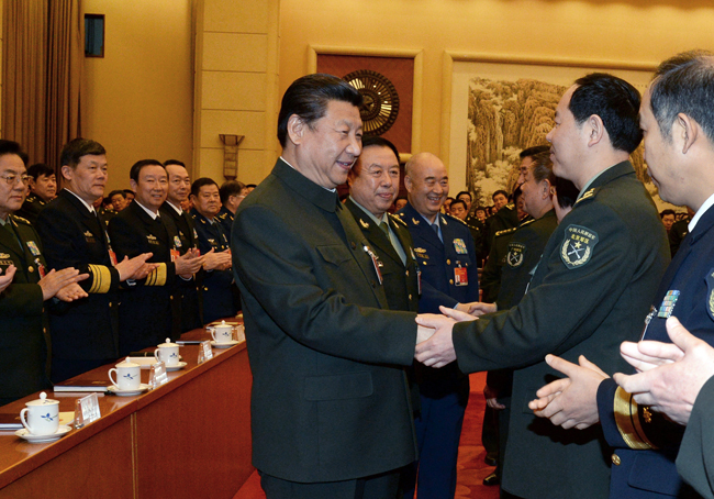 2015年3月12日,中共中央总书记、国家主席、中央军委主席习近平出席十二届全国人大三次会议解放军代表团全体会议并发表重要讲话。这是习近平同军队人大代表亲切握手。 解放军报记者 冯凯旋摄