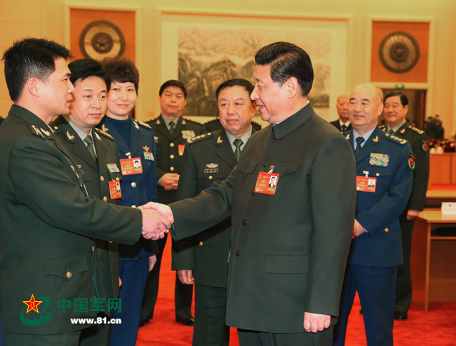 2014年3月11日,中共中央总书记、国家主席、中央军委主席习近平出席十二届全国人大二次会议解放军代表团全体会议并发表重要讲话。这是会议结束时,习近平来到部分基层和科研一线军队人大代表中间,同大家亲切交谈。解放军报记者张雷 摄