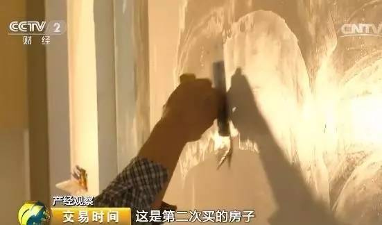 深圳市民 葛先生：这是第二次买的房子，第一次的房子用的是油性的涂料，现在的话市面上都是推这个水性涂料，都说这个水性涂料比较环保，然后没有一些其他的有毒物质。