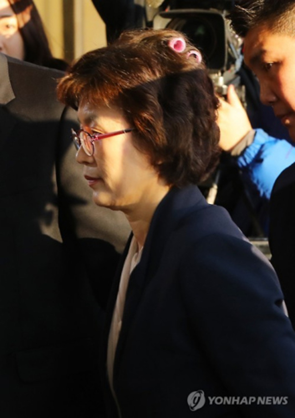 李贞美到达宪法法院时被拍到忘记摘掉头上的卷发棒。 韩联社 图
