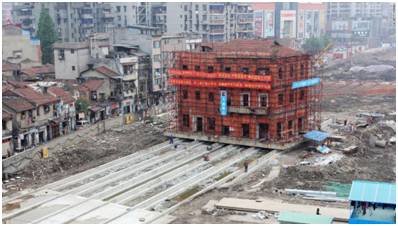 2016年,位于湖北省武汉中山大道长堤街附近,具有百年历史的“汉口义勇消防联合会旧址”楼进行了整体保护性移动。旧址在轨道上滑行70米,在原址以东停驻。