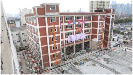 2013年,约1.2万吨重的正广和大楼整体平移38米,挪动这么重的一桩大楼,可以说是上海建筑平移史上的奇迹。