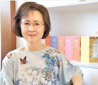 琼瑶的儿媳何秀琼说,看到琼瑶的这篇长文后,他们并没有感到意外,因为这都是琼瑶早已有之的想法,也早和家人做过沟通。“前两年公公身体不太好,从那时起她就开始考虑每个人最终都一定要面对的这个问题。她的态度也就是文中所说的那样,希望能够掌握决定自己如何死亡的自主权。她跟我们聊过好几次,交待我们到时候要按照她嘱咐的去做。我们对此也都表示同意和尊重。”