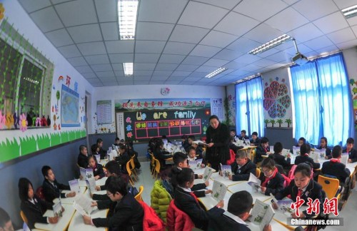 资料图:2017年3月1日,辽宁沈阳,学生在教室上语文课。