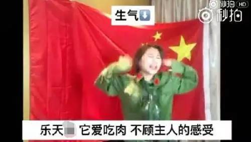 这段将近两分钟的视频，不仅被网友指摘“国旗挂反了”，其打着“反韩”旗号的背景音乐用的却是韩国的歌曲，有网友因此“告诫”她以后蹭热度“用点脑子”。