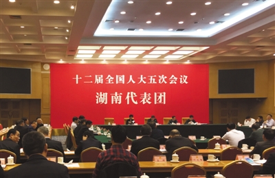 湖南代表团召开全体会议。昨日全体会议后,李江接受采访时表示,建议选举办法可以采取分类选举,以保证工人席次。 新京报记者 赵毅波 摄