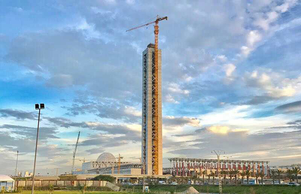据中国经济网报道，当地时间2017年3月11日11时18分，伴随着最后一方混凝土浇筑完成，非洲第一高楼——阿尔及利亚嘉玛大清真寺宣礼塔混凝土浇筑标高达到250.125米，主体结构正式封顶。中国驻阿使馆大使杨广玉、阿尔及利亚住房部部长特布恩(Abdelmadjid Teboune)、阿尔及尔省省长祖赫(Abdelkader Zoukh)等出席封顶仪式。