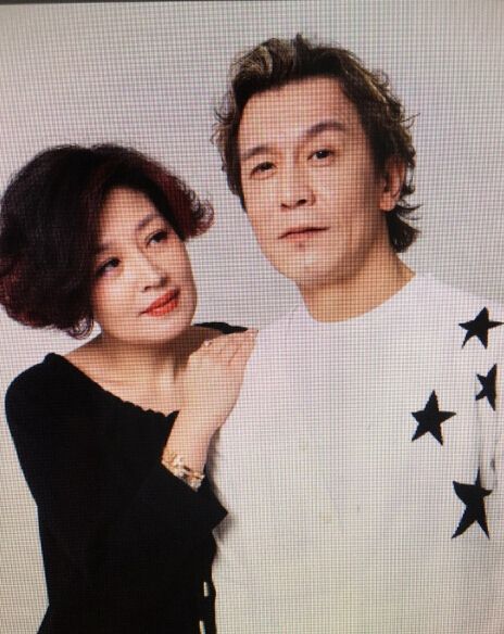哈文秀恩爱晒老公戴墨镜酷照 网友赞李咏"逆生长"