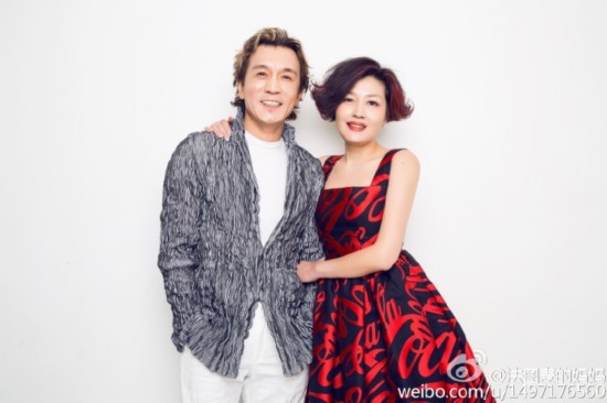 哈文秀恩爱晒老公戴墨镜酷照 网友赞李咏"逆生长"
