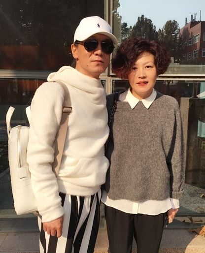 哈文秀恩爱晒老公戴墨镜酷照 网友赞李咏"逆生长"