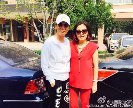 哈文秀恩爱晒老公戴墨镜酷照 网友赞李咏"逆生长"