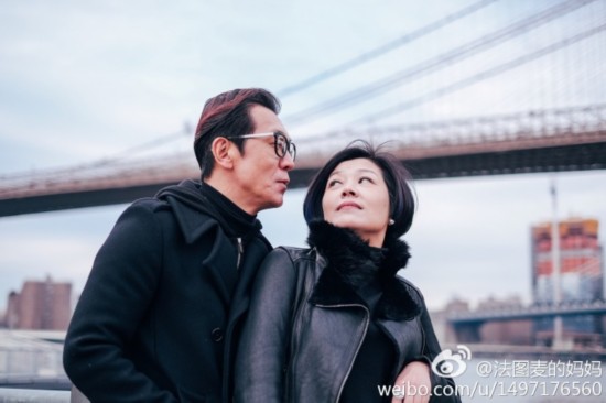哈文秀恩爱晒老公戴墨镜酷照 网友赞李咏"逆生长"