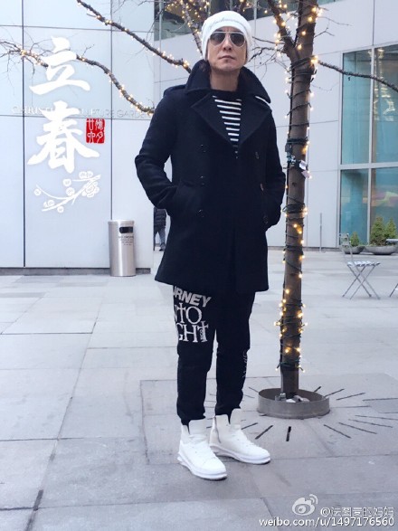 哈文秀恩爱晒老公戴墨镜酷照 网友赞李咏"逆生长"