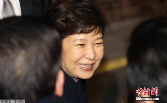 当地时间14日，曾在韩总统弹劾审理中为朴槿惠辩护的6名法律代理人将再次挺身护主，在亲信门案件中为朴槿惠辩护，并已承诺“积极配合”检方办案。
