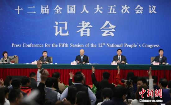 3月14日,十二届全国人大五次会议新闻中心举行记者会,邀请国家质检总局局长支树平(中)、副局长兼国家认证认可监督管理委员会主任孙大伟(右二)、国家标准化管理委员会主任田世宏(左二)就“质量提升”的相关问题回答中外记者的提问。 中新社记者 杨可佳 摄