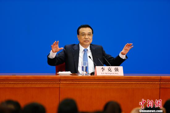3月15日上午,国务院总理李克强在人民大会堂三楼金色大厅会见采访十二届全国人大五次会议的中外记者,并回答记者提出的问题。中新社记者 富田 摄