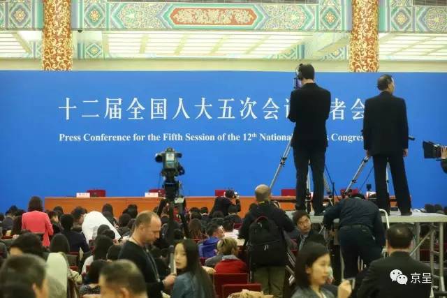 经过了十来天马拉松式的报道,最后的这场总理记者会将为两会收官,记者们心情不错。