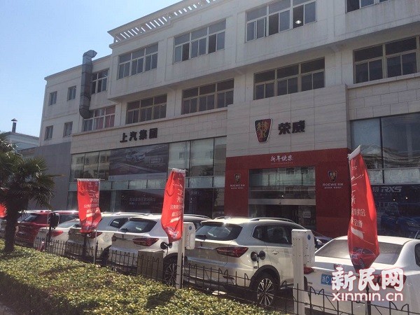 事发4S店大门。