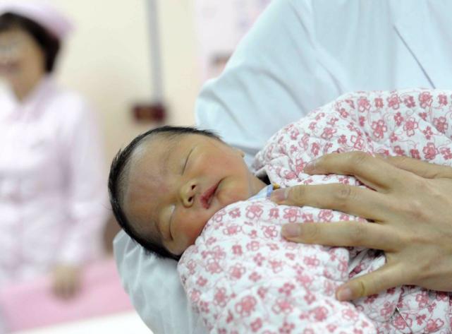 男婴一出生就18岁 “国内最老二孩”在广州诞生