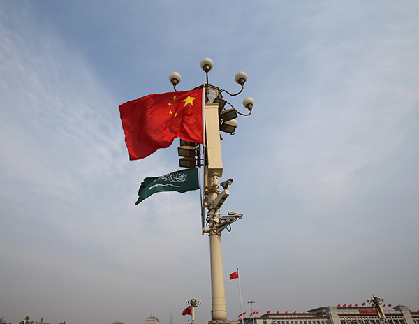 2017年3月15日，北京天安门广场悬挂沙特阿拉伯王国和中国国旗。 东方IC 图