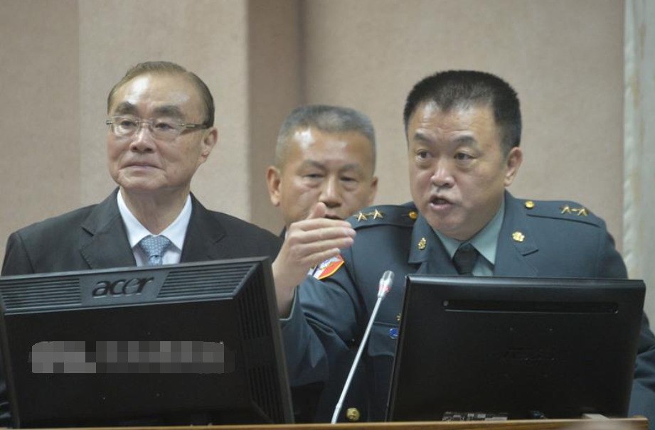 16日，冯世宽（左）与姜振中（右）接受台“立委”质询