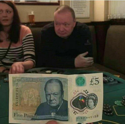 2017年1月，有网友在酒吧偶遇正在打扑克牌的著名政治家“丘吉尔”，高高的发际线、神似的五官，怎么看都跟5英镑纸币上的一模一样。照片上传网络后，立即收获了大片啧啧称奇声。