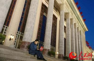 在江西团“媒体开放日”结束后,人民网记者李彤在大会堂东门外完成了最后的图文直播工作。