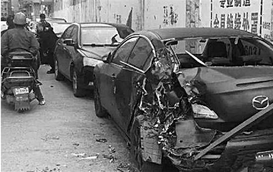 大货车从街头撞到街尾30多辆车遭殃司机下落不明