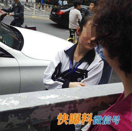 在一旁大哭的女孩拿起女司机的手机,给妈妈打电话,电话里女孩妈妈听说女儿剐蹭的是奔驰车后,一直不愿露面,直到交警过来与她通话,她才同意赶来处理。