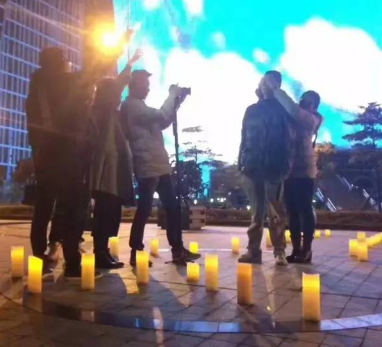 钱江晚报记者知道到,就在客岁6月25日,舟山租借车车顶也公布过一名小伙子向女伴侣抒发爱意的告白,内容是:每逢天空下雨,我就简单想念你,方小洁,咱们在一同吧!