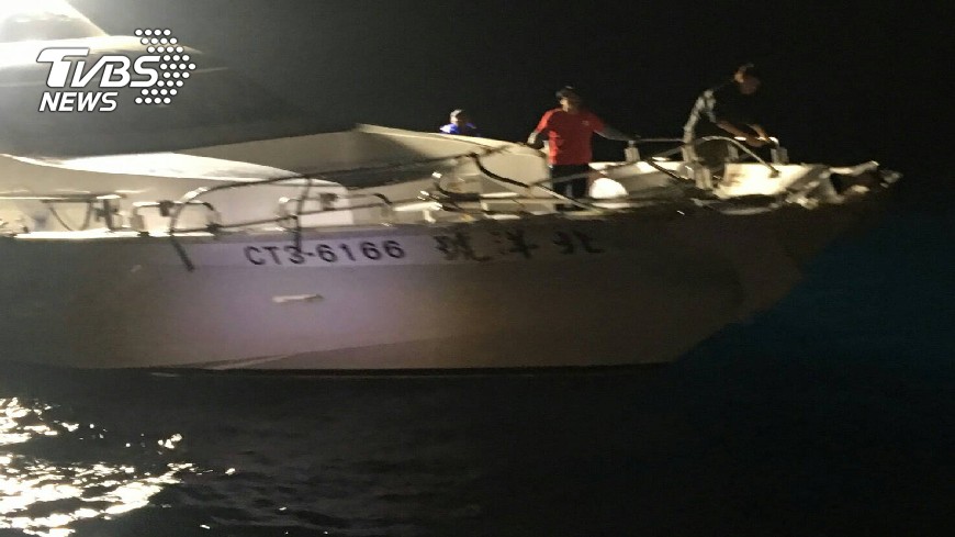 台湾海军光华六号导弹快艇撞上渔船