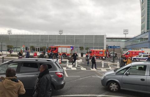 巴黎奥利机场枪击案案犯父亲:酒精和大麻背锅