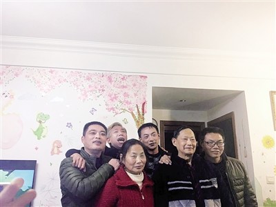 时隔30年，身穿红衣的刘正碧和哥哥（右二）终于团聚。