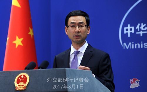 在3月1日外交部例行记者会上,耿爽就“萨德”问题最新进展的相关提问做出回应称,首先,中方反对美韩在韩部署“萨德”系统的立场是明确、一贯的,意志是坚定的。中方对中韩之间的交流合作持积极开放态度,但这需要相应的民意基础和适当的舆论氛围。我们希望韩方珍视中韩关系发展取得的宝贵成果,正视中方合理关切,倾听民众呼声,停止“萨德”相关部署进程,避免对两国关系和双方经贸合作、人文交流造成更严重的负面影响。