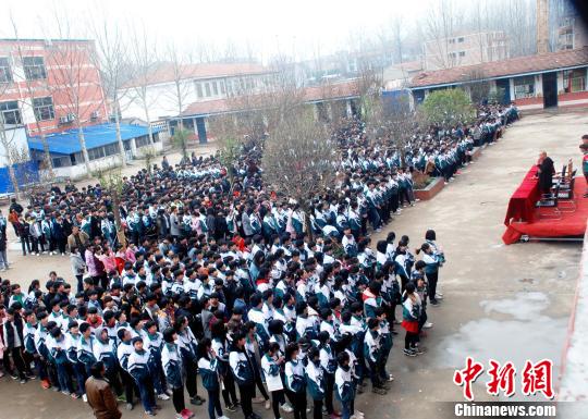 图为事发当天,韩富阳扶起摔倒的老人。 受访者韩富阳供图