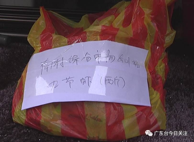 记者再次来到番禺区南村综合市场,分别在售卖疑似“注胶虾”的两间水产档,各购买了两斤冷冻虾,并贴好标签进行标识。联系上广东省食品药品监督管理局,对方将疑似“注胶虾”,送到相关的检验机构进行检测。经查,我们送检的虾中的确存在胶状异物!省食药监局立即组织广州市、番禺区等食品药品监管部门,对涉事的档口进行现场检查,并抽取样品再次检验。