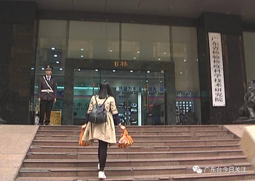执法行动抽取了三批冰鲜虾样品做了检验,其中有一个批次的样品检出胶状异物,含量大概整只虾的1%左右,对胶状异物进一步做了光谱分析检查,发现是属于海藻明胶。海藻明胶为食用明胶,原料为煮过的动物骨头、皮肤和筋腱,多数用于制作果冻和其它甜品。